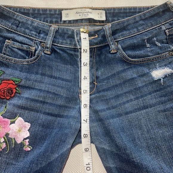 Abercrombie & Fitch Distressed Embroidered Flowers Regular Blue Jeans 25X31 - Picture 9 of 10